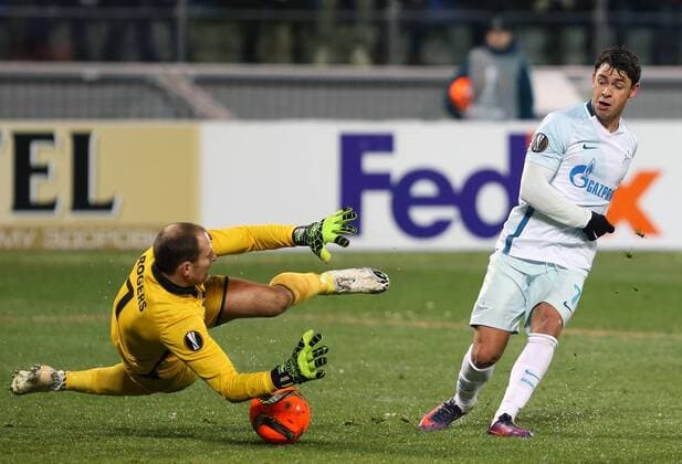ST PETERSBURG, RUSSIA - NOVEMBER 3, 2016: Zenit St Petersburg s Giuliano (R) scores past Dundalk s goalkeeper Gary Rogers in their 2016-17 Season UEFA Europa League Group D football match at the Petrovsky Stadium. Peter Kovalev TASS  TS03675C