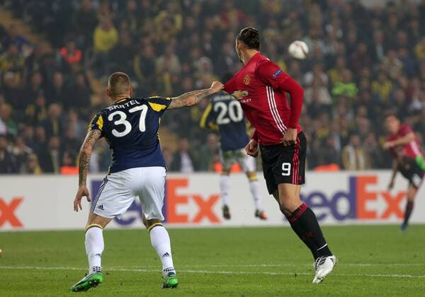 Manchester United ManU s Zlatan Ibrahimovic and Fenerbahce s Martin Skrtel vie for the ball during a UEFA European League, group A soccer match, between Fenerbahce and Manchester United at Fenerbahce Ulker Arena in Istanbul, 3rd of November, 2016. (Tolga Adanali - Depo Photos)  15552972