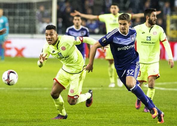 Mainz midfielder Karim Onisiwo and Anderlecht s Leander Dendoncker fight for the ball during a soccer game between Belgian team RSC Anderlecht and German club 1. FSV Mainz 05, Thursday 03 November 2016 in Brussels, the fourth game of the group stage of the Europa League competition in the group C. LAURIExDIEFFEMBACQ  x04971778x