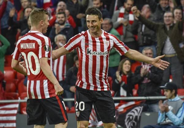 Athletic Club s Artiz Aduriz celebrates a goal against KRC Genk with teammate Iker Muniain during their UEFA Europa League s group F match at San Mames Stadium in Bilbao, Basque Country, northern Spain, 03 November 2016. ATHLETIC BILBAO VS. GENK !ACHTUNG: NUR REDAKTIONELLE NUTZUNG!  BIL001 20161103-636138035653782251