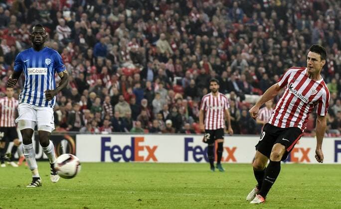 Athletic Club s Artiz Aduriz (R) socres the fourth goal against KRC Genk during their UEFA Europa League s group F match at San Mames Stadium in Bilbao, Basque Country, northern Spain, 03 November 2016. ATHLETIC BILBAO VS. GENK !ACHTUNG: NUR REDAKTIONELLE NUTZUNG!  BIL001 20161103-636138036946370555