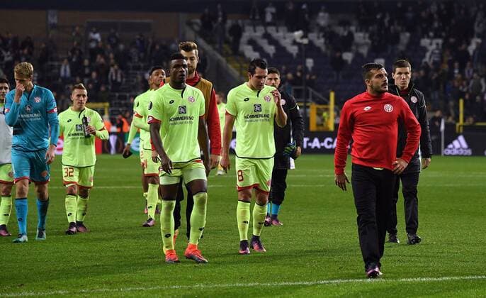 03.11.2016, xjhx, Fussball UEFA Europa League, RSC Anderlecht - FSV Mainz 05, emspor, v.l. Jonas Loessl (FSV Mainz 05) und Team enttaeuscht, enttaeuscht schauend, dissapointed Anderlecht