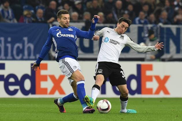 Fußball Europa League Gruppenphase 4. Spieltag Schalke 04 - FC Krasnodar am 03.11.2016 in der Veltins Arena in Gelsenkirchen Benjamin Stambouli ( Schalke ), links - Mauricio Pereyra ( Krasnador ), rechts xRx