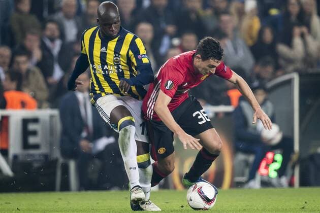 (L-R) Moussa Sow of Fenerbahce, Matteo Darmian of Manchester United ManU FCuring the UEFA Europa Leaguegroup A match between Fenerbahce and Manchester United on November 3, 2016 at the Sukru Saracoglu stadium in Istanbul, Turkey Fenerbahce SK v Manchester United UEFA Europa League 2016 2017 xVIxGerritxvanxKeulenxIVx 6516781