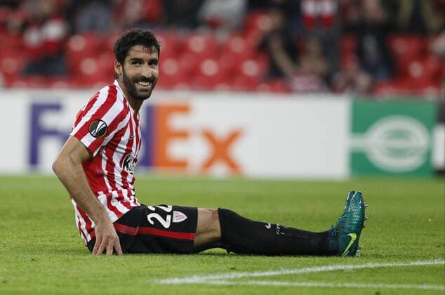 DAVID S. BUSTAMANTE 03 11 2016 BILBAO PAIS VASCO Partido de la 4 Jornada de la Fase de Grupos de la Uefa Europa League entre el Athletic de Bilbao y el KRC Genk en el Estadio de San Mames. Raul Garcia se alegra del gol de su compa?ero Aritz Aduriz FC Sevilla vs Dynamo Kiew - Football Champions League  xDAVIDxS.xBUSTAMANTEx xx