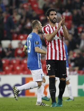 DAVID S. BUSTAMANTE 03 11 2016 BILBAO PAIS VASCO Partido de la 4 Jornada de la Fase de Grupos de la Uefa Europa League entre el Athletic de Bilbao y el KRC Genk en el Estadio de San Mames. Raul Garcia aplaude al arbitro por senalar penalti FC Sevilla vs Dynamo Kiew - Football Champions League  xDAVIDxS.xBUSTAMANTEx xx