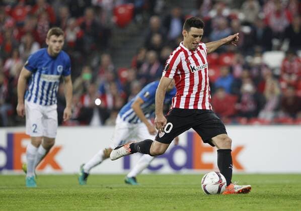DAVID S. BUSTAMANTE 03 11 2016 BILBAO PAIS VASCO Partido de la 4 Jornada de la Fase de Grupos de la Uefa Europa League entre el Athletic de Bilbao y el KRC Genk en el Estadio de San Mames. Gol y celebracion del tercer gol de penalti de Aritz Aduriz FC Sevilla vs Dynamo Kiew - Football Champions League  xDAVIDxS.xBUSTAMANTEx xx