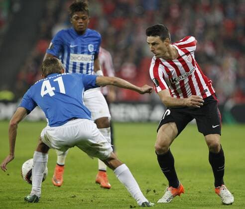 DAVID S. BUSTAMANTE 03 11 2016 BILBAO PAIS VASCO Partido de la 4 Jornada de la Fase de Grupos de la Uefa Europa League entre el Athletic de Bilbao y el KRC Genk en el Estadio de San Mames. Aritz Aduriz realiza un pase FC Sevilla vs Dynamo Kiew - Football Champions League  xDAVIDxS.xBUSTAMANTEx xx