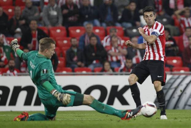 DAVID S. BUSTAMANTE 03 11 2016 BILBAO PAIS VASCO Partido de la 4 Jornada de la Fase de Grupos de la Uefa Europa League entre el Athletic de Bilbao y el KRC Genk en el Estadio de San Mames. Mikel Susaeta ante Marco Bizot FC Sevilla vs Dynamo Kiew - Football Champions League  xDAVIDxS.xBUSTAMANTEx xx