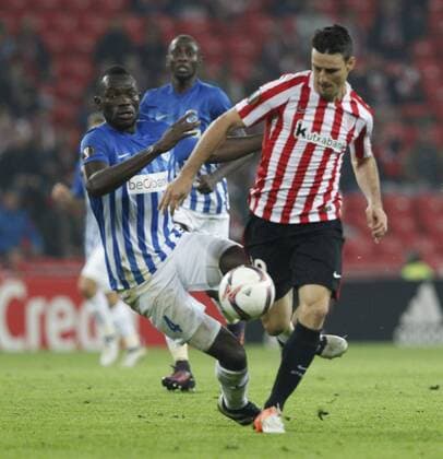 DAVID S. BUSTAMANTE 03 11 2016 BILBAO PAIS VASCO Partido de la 4 Jornada de la Fase de Grupos de la Uefa Europa League entre el Athletic de Bilbao y el KRC Genk en el Estadio de San Mames. Aritz Aduriz junto a Colley FC Sevilla vs Dynamo Kiew - Football Champions League  xDAVIDxS.xBUSTAMANTEx xx