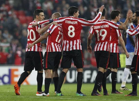 DAVID S. BUSTAMANTE 03 11 2016 BILBAO PAIS VASCO Partido de la 4 Jornada de la Fase de Grupos de la Uefa Europa League entre el Athletic de Bilbao y el KRC Genk en el Estadio de San Mames. Celebracion del quinto gol de Aritz Aduriz FC Sevilla vs Dynamo Kiew - Football Champions League  xDAVIDxS.xBUSTAMANTEx xx
