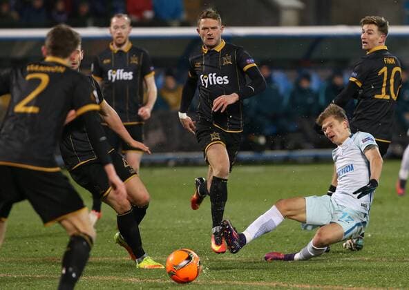 ST PETERSBURG, RUSSIA - NOVEMBER 3, 2016: Dundalk s Ronan Finn and Zenit St Petersburg s Oleg Shatov (R-L) in action in their 2016-17 Season UEFA Europa League Group D football match at the Petrovsky Stadium. FC Zenit St Petersburg won the game 2-1. Peter Kovalev TASS  TS036774