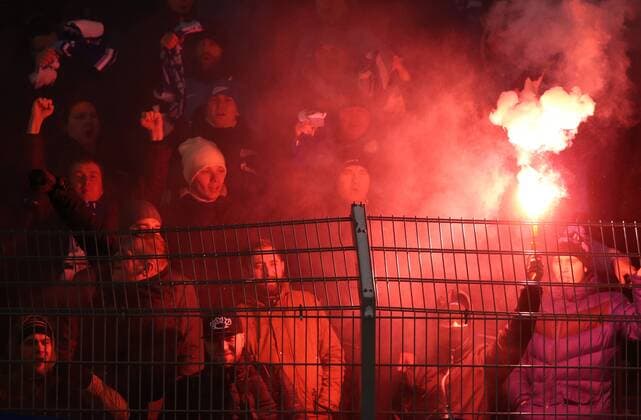 Bilder des Tages - SPORT ST PETERSBURG, RUSSIA - NOVEMBER 3, 2016: Zenit St Petersburg s fans rooting for their team in the 2016-17 Season UEFA Europa League Group D football match against Dundalk at the Petrovsky Stadium. FC Zenit St Petersburg won the game 2-1. Peter Kovalev TASS  TS036775