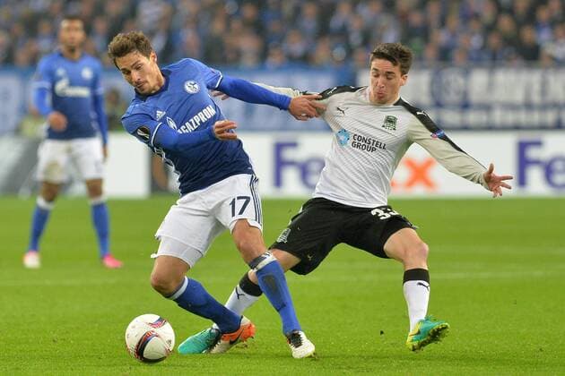 GER, Europa League, FC Schalke 04 vs FK Krasnodar 03.11.2016, Veltins-Arena, Gelsenkirchen, GER, Europa League, FC Schalke 04 vs FK Krasnodar, im Bild im Zweikampf von links: Benjamin Stambouli ( Schalke 17 ), Mauricio Pereyra ( Krasnodar 33 ) Foto © nordphoto Treese nordphotoxTreese