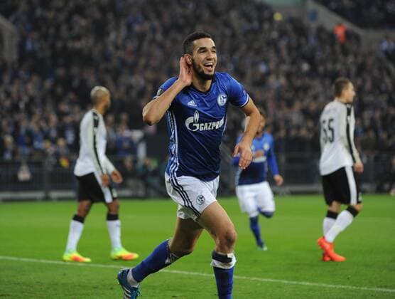 Themen der Woche - SPORT Bilder des Tages - SPORT Europa League FC Schalke 04 - FK Krasnodar 03.11.2016 Nabil Bentaleb (S04) jubelt nach dem 2:0, hinten enttäuschte Gegner HM