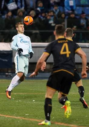ST PETERSBURG, RUSSIA - NOVEMBER 3, 2016: Zenit St Petersburg s Alexander Kokorin (L) and Dundalk s Andy Boyle in action in their 2016-17 Season UEFA Europa League Group D football match at the Petrovsky Stadium. FC Zenit St Petersburg won the game 2-1. Peter Kovalev TASS  TS03677F