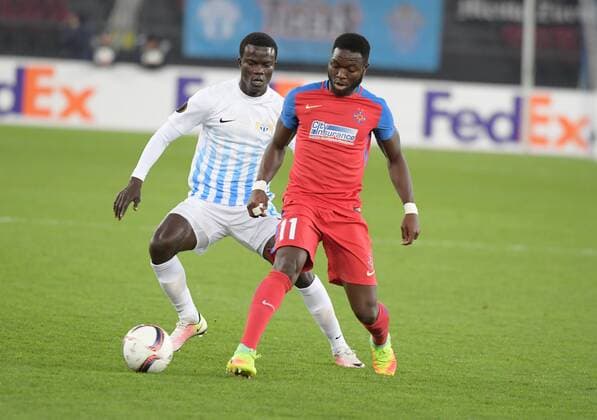 02.11.2016 Zürich Schweiz Fussball Stadion Letzigrund Europa League FC Zürich - Steaua Bukarest Bild zeigt Sangone Sarr (FC Zürich) li. gegen Muniru Sulley (Steaua) Aktion Zwikampf 