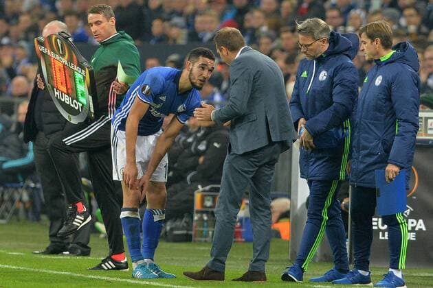 GER, Europa League, FC Schalke 04 vs FK Krasnodar 03.11.2016, Veltins-Arena, Gelsenkirchen, GER, Europa League, FC Schalke 04 vs FK Krasnodar, im Bild Nabil Bentaleb ( Schalke 10 ), links muss verletzt ausgewechselt werden. Er deutet bei Markus Weinzierl ( Trainer Schalke ), rechts auf sein Knie Foto © nordphoto Treese nordphotoxTreese