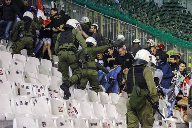Bilder des Tages - SPORT Fußball, EL, Polizei gerift im Lüttich Fanblock ein, Panathinaikos Athen - Standard Lüttich Standard s supporters pictured during a soccer game between Greek club Panathinaikos F.C. and Belgian team Standard de Liege in Athens, Greece, Thursday 03 November 2016, the fourth game of the group stage of the Europa League competition in Group G. NICOLASxLAMBERT  x04972031x