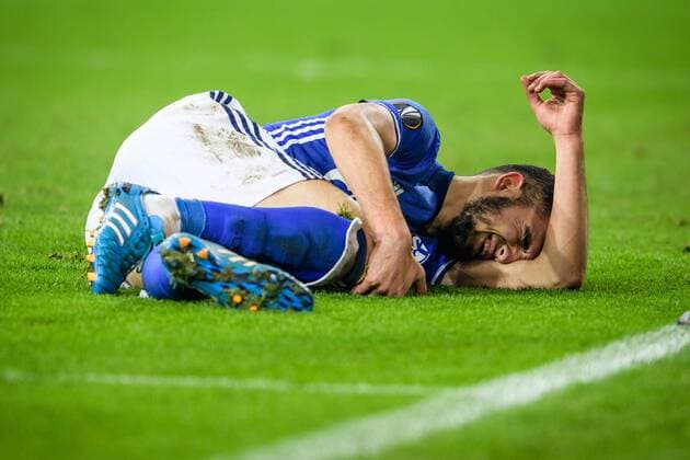 Nabil Bentaleb (FC Schalke 04 10) haelt sich das rechte Knie, Verletzung beim Europa League Spiel zwischen FC Schalke 04 vs FC Krasnodar am 03.11.2016 Gelsenkirchen Copyright: xSchuelerx xEibnerx-xPressefotox