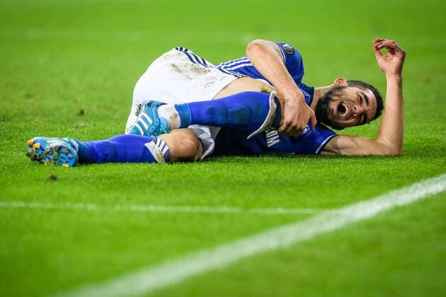 Bilder des Tages - SPORT Nabil Bentaleb (FC Schalke 04 10) haelt sich das rechte Knie, Verletzung beim Europa League Spiel zwischen FC Schalke 04 vs FC Krasnodar am 03.11.2016 Gelsenkirchen Copyright: xSchuelerx xEibnerx-xPressefotox