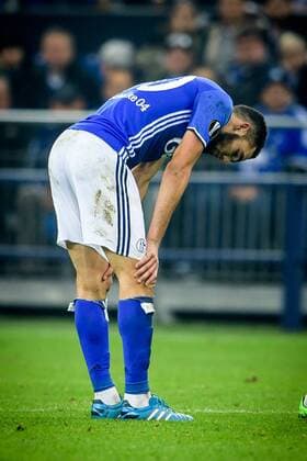Nabil Bentaleb (FC Schalke 04 10) haelt sich das rechte Knie, Verletzung beim Europa League Spiel zwischen FC Schalke 04 vs FC Krasnodar am 03.11.2016 Gelsenkirchen Copyright: xSchuelerx xEibnerx-xPressefotox