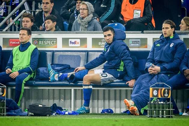 Nabil Bentaleb (FC Schalke 04 10) haelt sich auf der EErsatzbank das rechte Knie, Verletzung beim Europa League Spiel zwischen FC Schalke 04 vs FC Krasnodar am 03.11.2016 Gelsenkirchen Copyright: xSchuelerx xEibnerx-xPressefotox