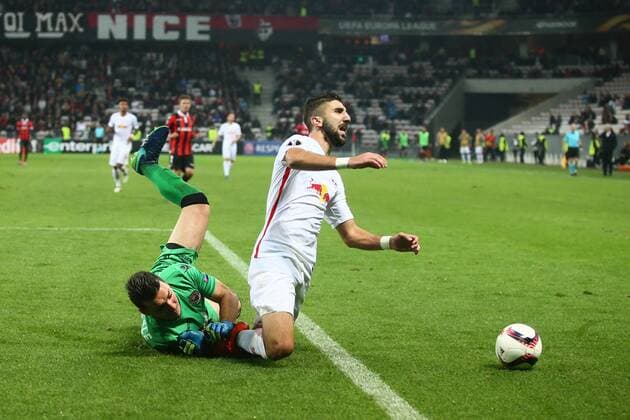 SOCCER - EL, Nice vs RBS NICE,FRANCE,03.NOV.16 - SOCCER - UEFA Europa League, group stage, OGC Nice vs Red Bull Salzburg. Image shows Yoan Cardinale (Nice) and Munas Dabbur (RBS). GEPAxpictures xFelixxRoittner