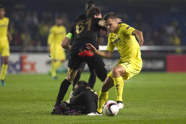 Villarreal s Denis Cheryshev (R) fights for the ball with Osmanlispor s Numan Curuksu (down) and Musa Carigan during their Europa League 4th round match at El Madrigal stadium in Villarreal, Valencian Community, Spain, 03 November 2016. EFE Domenech Castello VILLARREAL VS. OSMANLISPOR !ACHTUNG: NUR REDAKTIONELLE NUTZUNG!  VIL001 20161103-636138100918108415