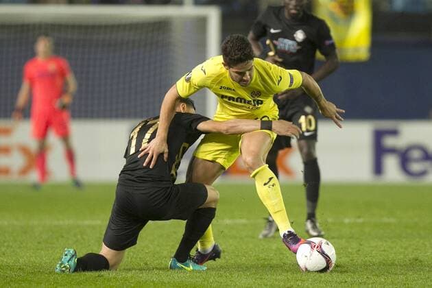 Villarreal s Alexandre Pato (R) fights for the ball with Osmanlispor s Adrien Regattin during their Europa League 4th round match at El Madrigal stadium in Villarreal, Valencian Community, Spain, 03 November 2016. EFE Domenech Castello VILLARREAL VS. OSMANLISPOR !ACHTUNG: NUR REDAKTIONELLE NUTZUNG!  VIL001 20161103-636138108744026711