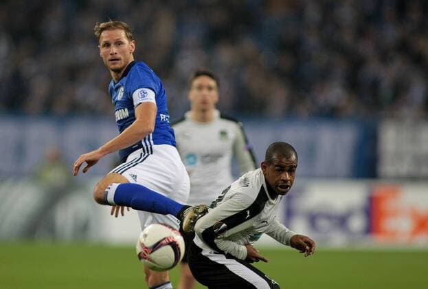 03.11.2016 - Benedikt Höwedes (FC Schalke 04) im Zweikampf mit Joaozinho (FK Krasnodar) beim Europa League Gruppenspiel (Saison 2016 17) FC Schalke 04 - FK Krasnodar. Copyright Thomas Pakusch