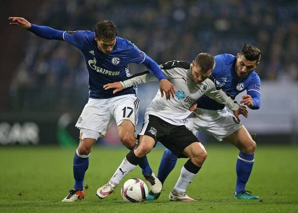 03.11.2016, Fussball UEFA Europa League 2016 2017, Gruppenphase, 4.Spieltag, FC Schalke 04 - FK Krasnodar, in der VELTINS-Arena Gelsenkirchen. v.l. Benjamin Stambouli (Schalke) gegen Marat Izmailov (FK Krasnodar) und Sead Kolasinac (Schalke) 