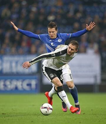 03.11.2016, Fussball UEFA Europa League 2016 2017, Gruppenphase, 4.Spieltag, FC Schalke 04 - FK Krasnodar, in der VELTINS-Arena Gelsenkirchen. v.l. Artur Jedrzejczyk (FK Krasnodar) gegen Yevhen Konoplyanka (Schalke) 