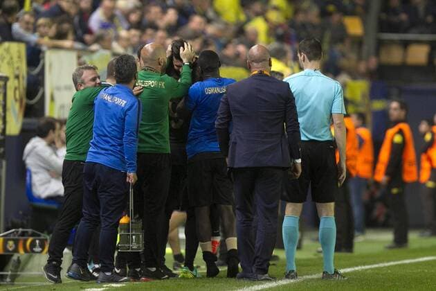 Osmanlispor s players and managers celebrate the second goal of the team during the Europa League 4th round match at El Madrigal stadium in Villarreal, Valencian Community, Spain, 03 November 2016. EFE Domenech Castello VILLARREAL VS. OSMANLISPOR !ACHTUNG: NUR REDAKTIONELLE NUTZUNG!  VIL001 20161103-636138113967132263