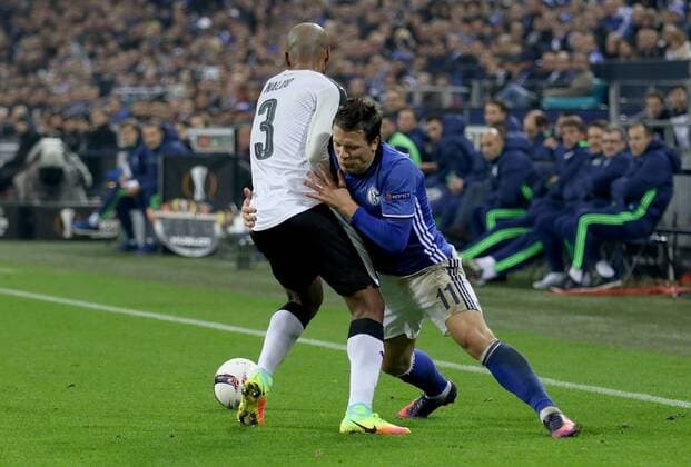 03.11.2016 - Yevhen Konoplyanka (FC Schalke 04) im Zweikampf mit Naldo (FK Krasnodar) beim Europa League Gruppenspiel (Saison 2016 17) FC Schalke 04 - FK Krasnodar. Copyright Thomas Pakusch