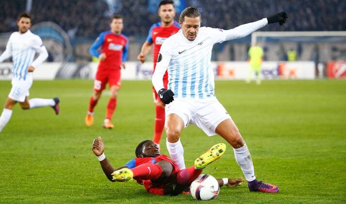 03.11.2016 Letzigrund Stadion Zürich , SCHWEIZ , Herren Fussball UEFA Europa League FC Zürich - Steaua Bukarest Muniru Sulley (li,Bukarest) gegen Adrian Winter (FC Zürich) 