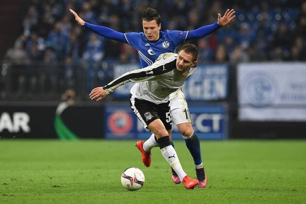Fußball Europa League Gruppenphase 4. Spieltag Schalke 04 - FC Krasnodar am 03.11.2016 in der Veltins Arena in Gelsenkirchen Artur Jedrzejczyk ( Krasnodar ), vorne - Yevhen Konoplyanka ( Schalke ), hinten xRx