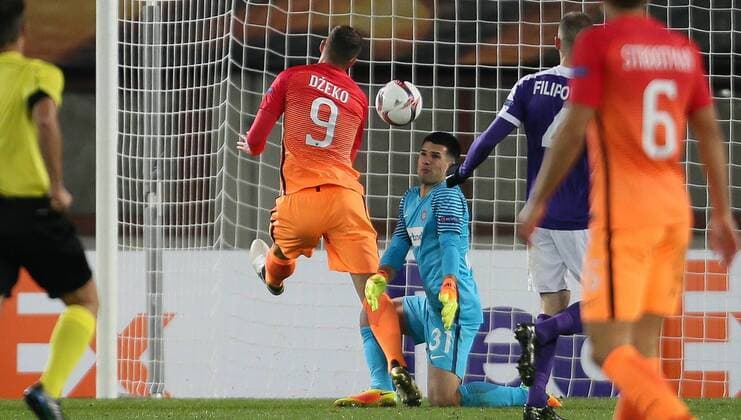 SOCCER - EL, A.Wien vs Roma VIENNA,AUSTRIA,03.NOV.16 - SOCCER - UEFA Europa League, group stage, FK Austria Wien vs AS Roma. Image shows Edin Dzeko (Roma) and Osman Hadzikic (A.Wien). GEPAxpictures xMarioxKneisl