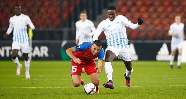 03.11.2016 Letzigrund Stadion Zürich , SCHWEIZ , Herren Fussball UEFA Europa League FC Zürich - Steaua Bukarest Marko Momcilovic (li,Bukarest) gegen Moussa Kone (FC Zürich) 