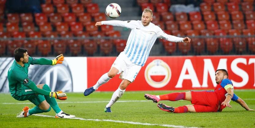 03.11.2016 Letzigrund Stadion Zürich , SCHWEIZ , Herren Fussball UEFA Europa League FC Zürich - Steaua Bukarest Dzengis Cavusevic (FC Zürich) vor Torwart Florin Nita (Bukarest) 