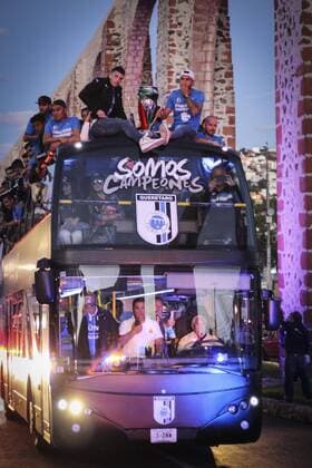 November 3, 2016 - Mexico - EUM20161103DEP05.JPG.QUERETARO, Qro.- Soccer Futbol-Copa MX.- Los Gallos Blancos del Queretaro festejan titulo de Copa MX con un desfile ante sus aficionados, este jueves 3 de noviembre de 2016.  - ZUMAu78 20161103 zaf u78 081