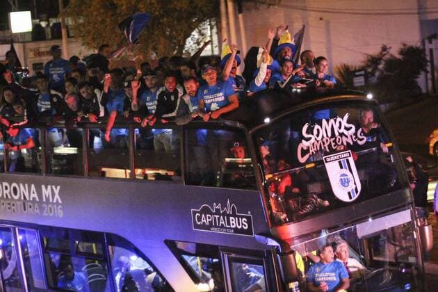 November 3, 2016 - Mexico - EUM20161103DEP10.JPG.QUERETARO, Qro.- SoccerFutbol-Copa MX.- Los Gallos Blancos del Queretaro festejan titulo de Copa MX con un desfile ante sus aficionados, este jueves 3 de noviembre de 2016.  - ZUMAu78 20161103 zaf u78 089
