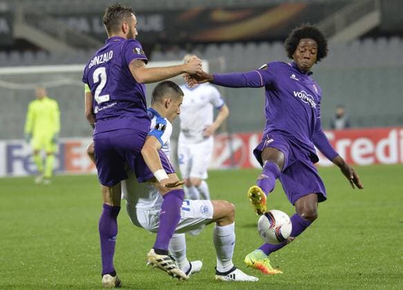 Fußball, EL, AC Florenz - Slovan Liberec IPP20161103 Football - soccer: UEFA Europa League 2016 2017, AC Florenz - Slovan Liberec, Miroslav Markovic bloccato da Gonzalo Rodriguez e Carlos Sanchez xHOCHxZWEIx xItalyxPhotoxPressx 