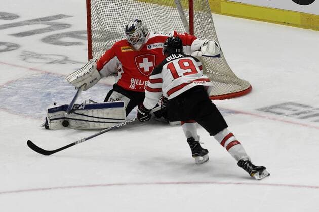 Eishockey Deutschland Cup 2016: Kanada vs Schweiz am 04.11.2016 im Curt-Frenzel-Stadion in Augsburg Schweiz™ Goalie Tobias Stephan 52 EV Zug (NLA) rettet gegen Kanadas Brandon Buck 19 ERC Ingolstadt (DEL) WD