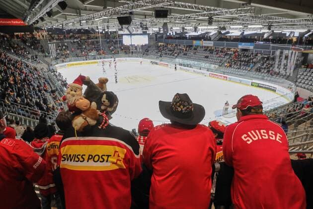 Bilder des Tages - SPORT Schweizer Fans in voller Montur im Curt-Frenzel-Stadion Augsburg, Kanada - Schweiz, Endstand 3:0, Eishockey, Deutschland-Cup 2016, Augsburg, 04.11.2016