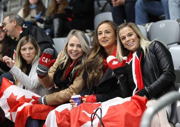 kanadische Fans, wahrscheinlich Spielerfrauen, auf der Tribüne, Kanada - Schweiz, Endstand 3:0, Eishockey, Deutschland-Cup 2016, Augsburg, 04.11.2016