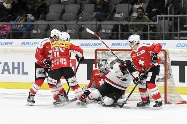 Eishockey Deutschland Cup 2016: Kanada vs Schweiz am 04.11.2016 im Curt-Frenzel-Stadion in Augsburg Kanadas Bud Holloway 11 CSKA Moscow (KHL) stuerzt ueber Schweiz™ Goalie Tobias Stephan 52 EV Zug (NLA) WD