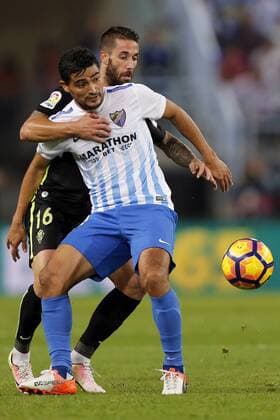 Bilder des Tages - SPORT Sporting Gijon s defender Lillo (back) fights for the ball with Malaga s Uruguayan midfielder Chory Castro (front) during their Spanish Primera Division League s match played at La Rosaleda stadium in Malaga, southern Spain, 04 November 2016. Malaga vs. Sporting !ACHTUNG: NUR REDAKTIONELLE NUTZUNG!  20161104-636138931361026811