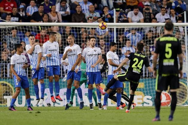 Sporting Gijon s Croatian striker Duje Cop (2R) shoots to score against Malaga CF during the Spanish Primera Division League s match between Malaga CF and Sporting Gijon played at La Rosaleda stadium in Malaga, southern Spain, 04 November 2016. Malaga vs. Sporting !ACHTUNG: NUR REDAKTIONELLE NUTZUNG!  20161104-636138951450916838