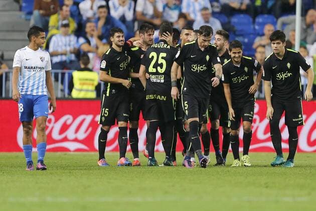 Sporting Gijon s players celebrate after scoring against Malaga CF during the Spanish Primera Division League s match between Malaga CF and Sporting Gijon played at La Rosaleda stadium in Malaga, southern Spain, 04 November 2016. Malaga vs. Sporting !ACHTUNG: NUR REDAKTIONELLE NUTZUNG!  20161104-636138955251471749